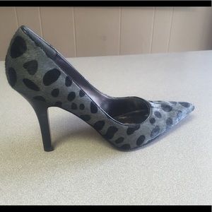 Nine West Gray/Blk animal print shoes, fur texture